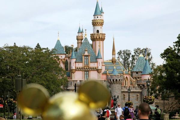 Mỹ ra quy định nhập cảnh mới, Disneyland thành nơi tiêm vắc-xin Covid-19