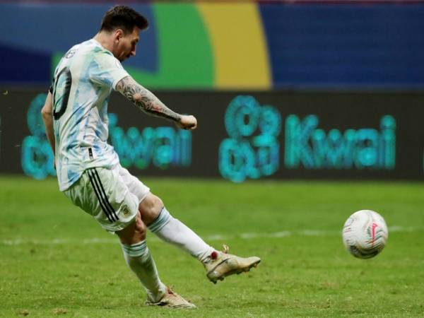 Bóng đá QT tối 7/7: Messi thi đấu với một bên chân chảy máu