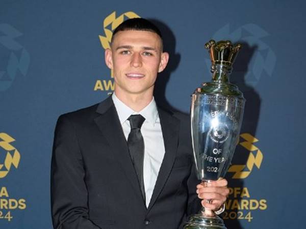 Phil Foden từng cắm mặt xuống đất để rê bóng